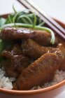 Ali di pollo con riso — Foto stock