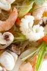 Salada de macarrão de vidro com frutos do mar — Fotografia de Stock
