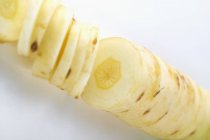 Teilweise in Scheiben geschnittene gelbe Karotte — Stockfoto