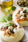 Мини-пиццы с оливками — стоковое фото