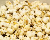 Popcorn auf Backpapier — Stockfoto