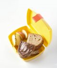 Panini e mela in scatola — Foto stock