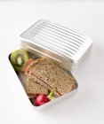 Sandwichs dans la boîte à lunch — Photo de stock