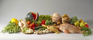 Stillleben mit gesunden, schlanken Lebensmitteln auf weißer Oberfläche — Stockfoto