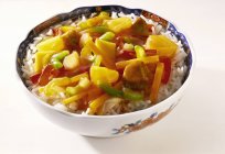Meat and vegetable stir-fry on rice — Stock Photo