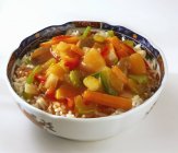 Carne e verdure friggono su riso — Foto stock