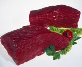 Morceaux de bœuf et salade — Photo de stock