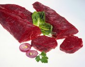 Pedaços de carne e salada — Fotografia de Stock
