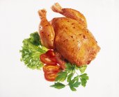 Pollo crudo con pimientos y ensalada - foto de stock