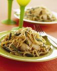 Spaghetti mit Huhn und grünen Bohnen — Stockfoto
