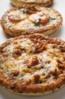 Diferentes mini-pizzas - foto de stock