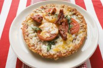 Pizza con tomates frescos - foto de stock