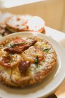 Pizza com tomates frescos — Fotografia de Stock