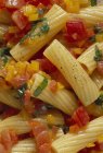 Rigatoni pasta con tomates y pimientos - foto de stock
