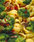 Pasta gnocchi con broccoli e peperoni — Foto stock