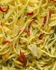 Espaguetis Aglio pasta con aceite y pimientos - foto de stock