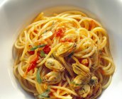 Спагетті з мідіями на тарілці — стокове фото