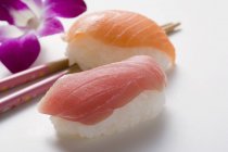 Nigiri-Sushi mit Thunfisch und Lachs — Stockfoto