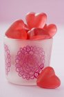 Bonbons gelée de fruits en forme de coeur rouge — Photo de stock