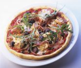 Pizza mit Schinken belegt — Stockfoto