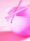 Крупный план миски с розовыми палочками для еды — стоковое фото