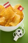 Nahaufnahme von Chips mit Flaggen von Österreich und der Schweiz per Trillerpfeife — Stockfoto