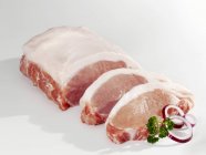 Morceau de porc cru partiellement tranché — Photo de stock