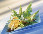 Salat mit French Toast und Schnittlauch — Stockfoto