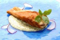 Стейк из лосося на укропном соусе — стоковое фото