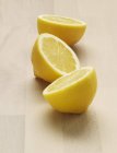 Frische Zitronenhälften — Stockfoto