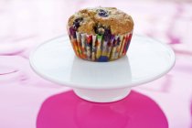 Muffin de mirtilo com envoltório colorido — Fotografia de Stock