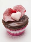 Cupcake de chocolate com rosa — Fotografia de Stock