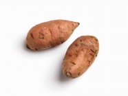 Два сырых сладких картофеля — стоковое фото