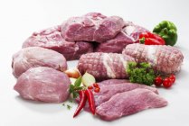 Vários cortes de carne de porco crua — Fotografia de Stock