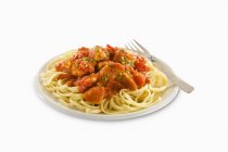 Linguine pasta with slices chicken — Stock Photo
