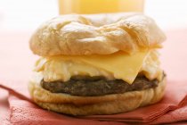 Чізбургер з яєчним кремом — стокове фото
