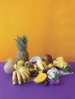 Surtido de frutas tropicales - foto de stock