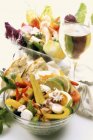 Insalate di pesce e verdure con bicchiere di vino — Foto stock