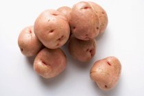 Montón de patatas rojas crudas - foto de stock