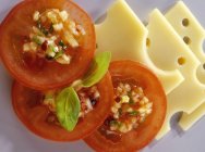 Маринованные помидоры и сыр — стоковое фото