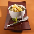 Soupe de légumes mélangée dans un bol blanc — Photo de stock