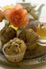 Muffin su tavola di legno — Foto stock