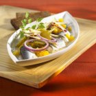 Салат из сельди на тарелке и хлеб — стоковое фото