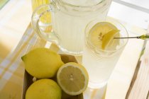 Lemonade and fresh lemons — Stock Photo