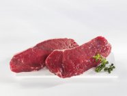 Rinderlende Steaks mit grünem Pfeffer — Stockfoto