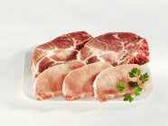 Fatias de pescoço de porco cru e lombo — Fotografia de Stock