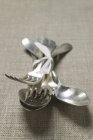 Primo piano vista di forchette e cucchiai in mucchio — Foto stock