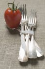 Tomate avec fourchettes et cuillères attachées — Photo de stock
