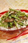 Rindfleisch mit Bohnen auf Reis — Stockfoto