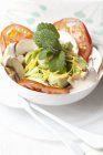 Salada de cogumelos e abacate — Fotografia de Stock